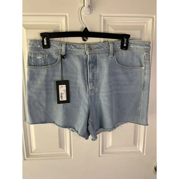 PAIGE NWT Women's Noella Cutoff Shrt Cvrd Btnfly Size 32 Light Denim - Picture 3 of 9
